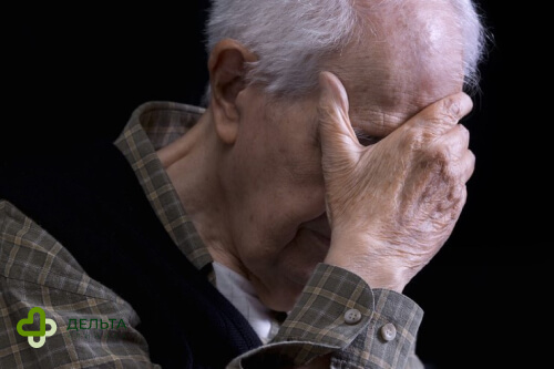 Мужчина закрыл голову руками